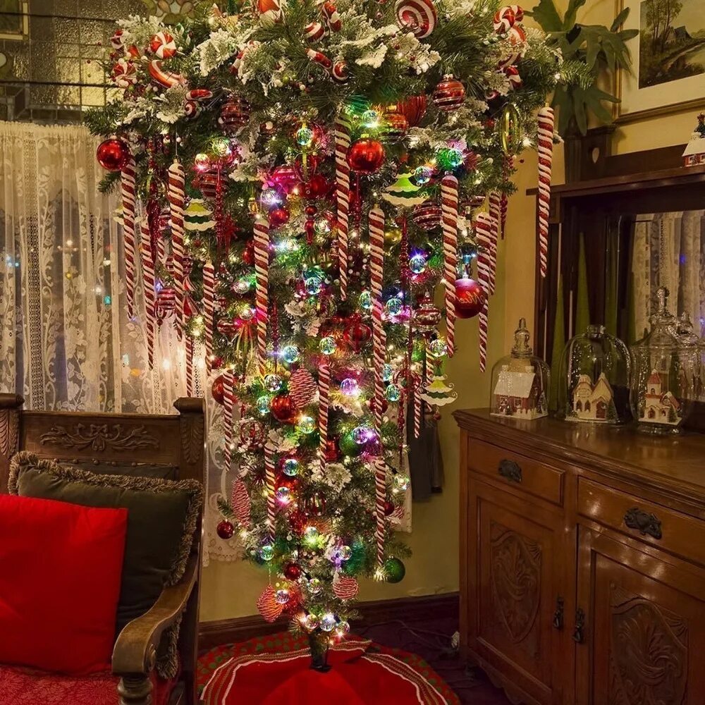 елки вверх ногами украшение класса. необычное украшение елки. елка вниз головой на потолке. елка вверхногвми деуор. украшение елки вверх ногами.