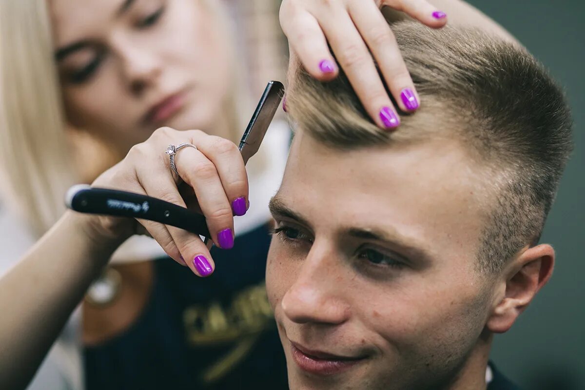 барбершоп севастополь северная сторона. женский парикмахер короткий волос. стрижки пикси парикмахер в салоне. стрижка дешево где. парикмахерская.