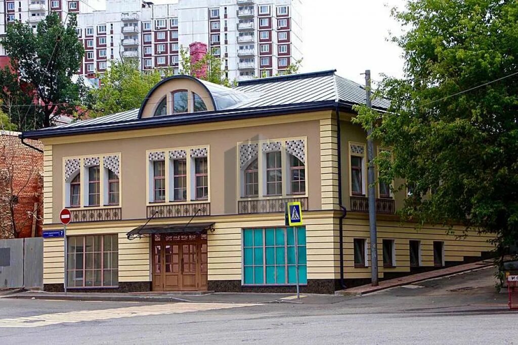 Стоящее здание люди