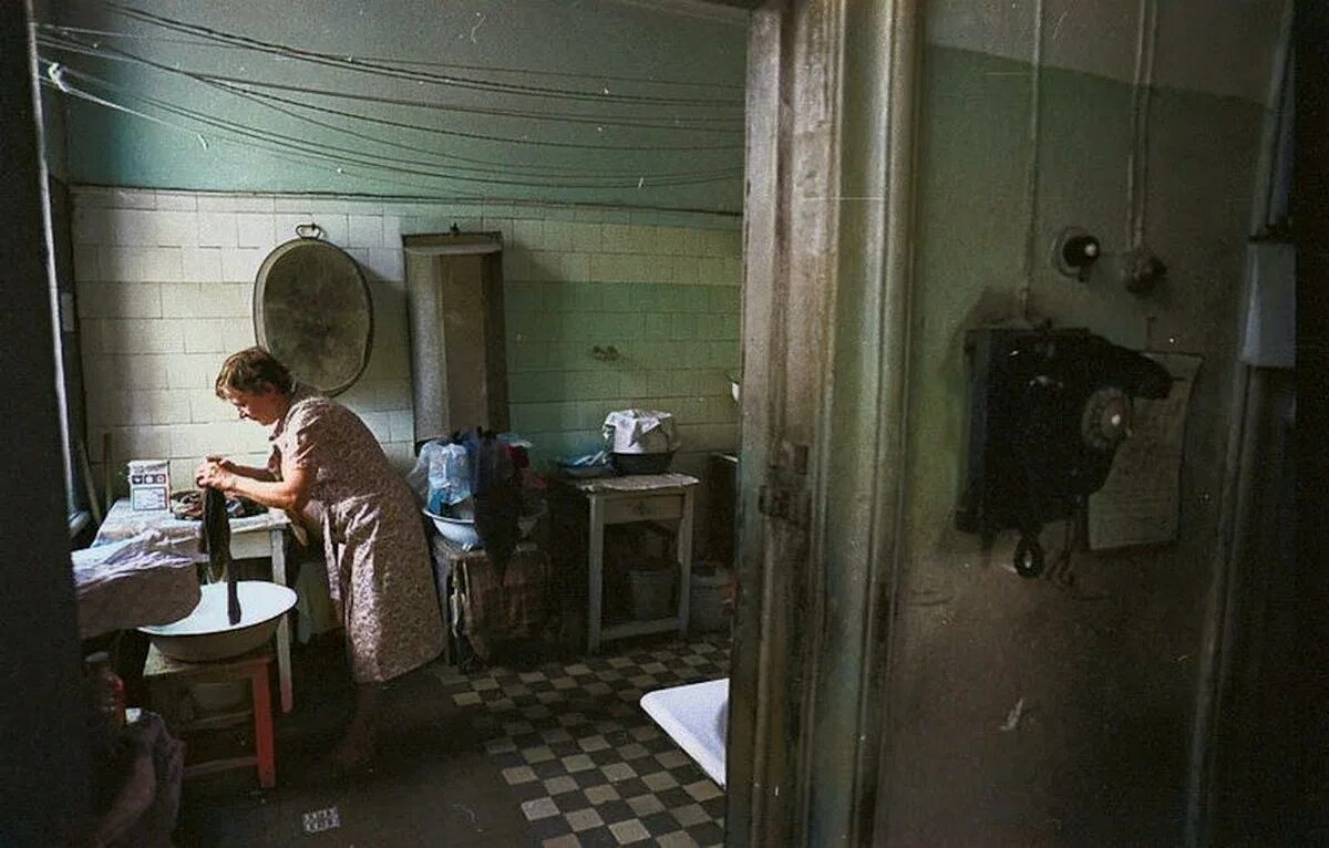 Коммунальная квартира 1930. Быт в коммуналке. Коммуналка за год. Коммуналка за год. Коммуналка в москве.