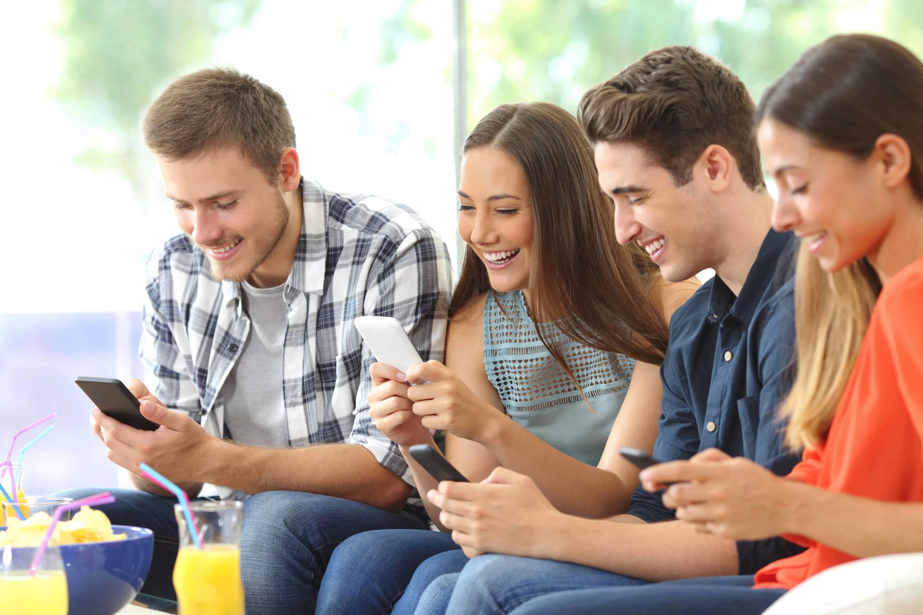 I can play with my friends. Человек сидит в телефоне. Студент сидит в телефоне. Несколько людей сидят в телефонах. Молодые люди сидят в телефонах.