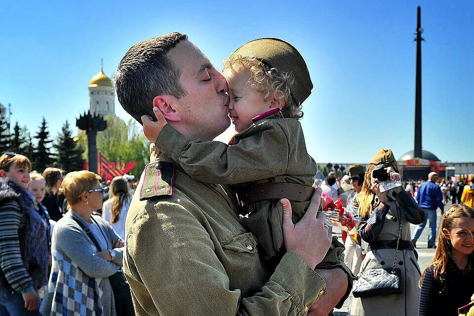 Военные в мирной жизни. С днем Победы мирного неба. День Победы для детей. 9 Мая дети. Российский солдат с ребенком.