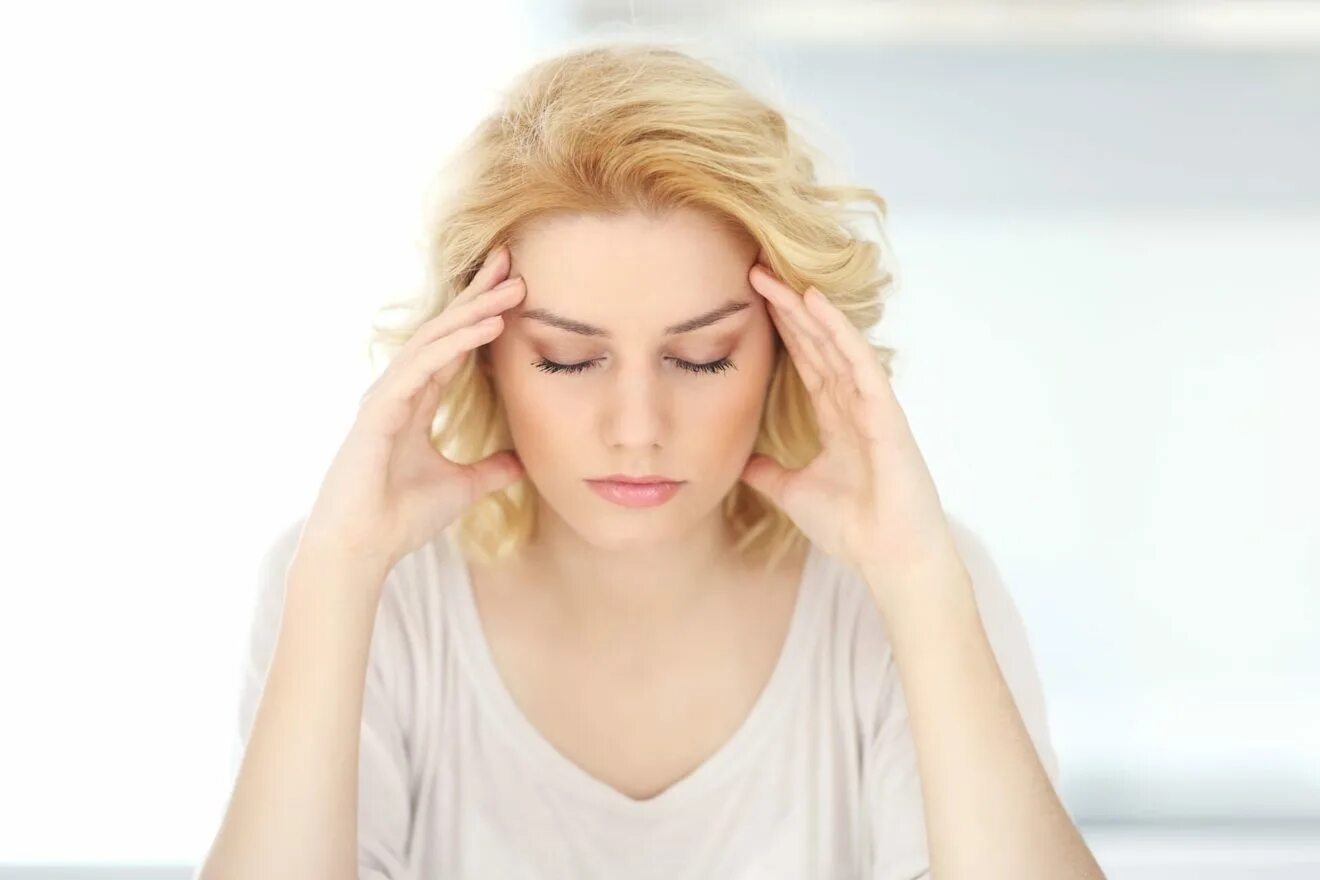 Тошнит и болит голова у женщин. Мигренеподобные головные боли. Головная боль. Симптомы тошнота слабость. Головная боль и тошнота.