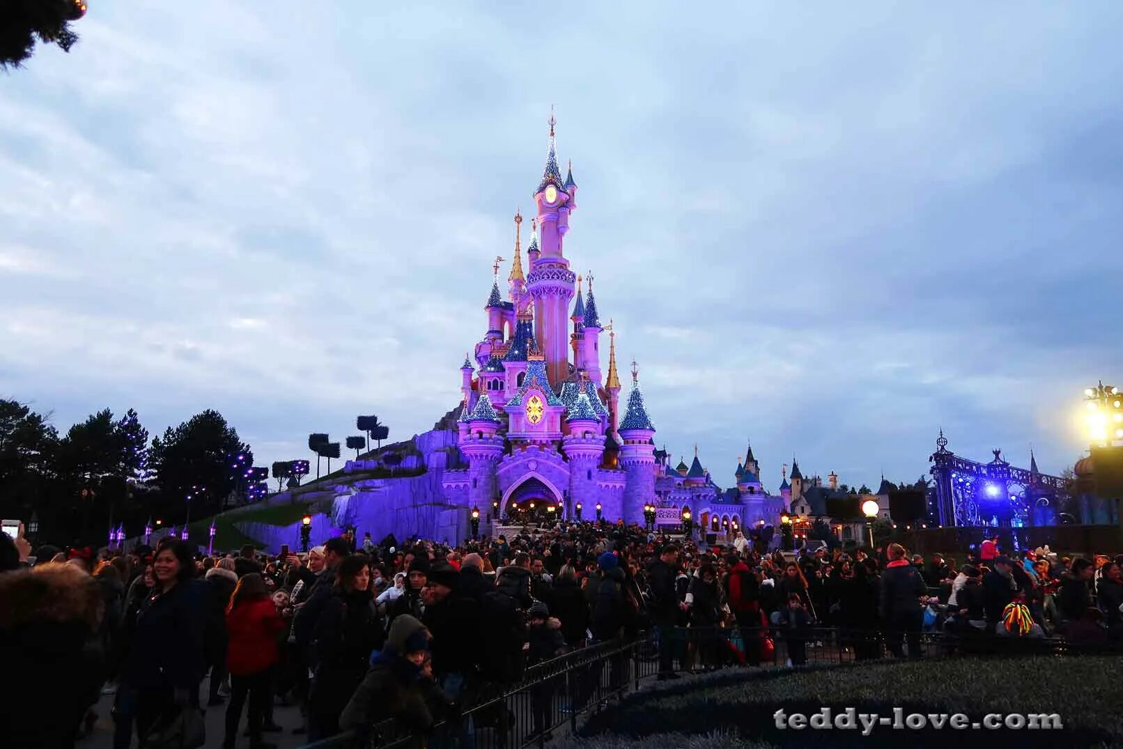 Disneyland в париже. Калуга парк развлечений диснейленд. Диснейленд париж парад. Очередь в диснейленд фото. Диснейленд закрыт.