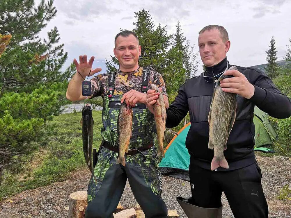 группа рыболовов. рыбалка в тайге летом. женщины на рыбалке. рыболовные войска. красивая рыбалка.