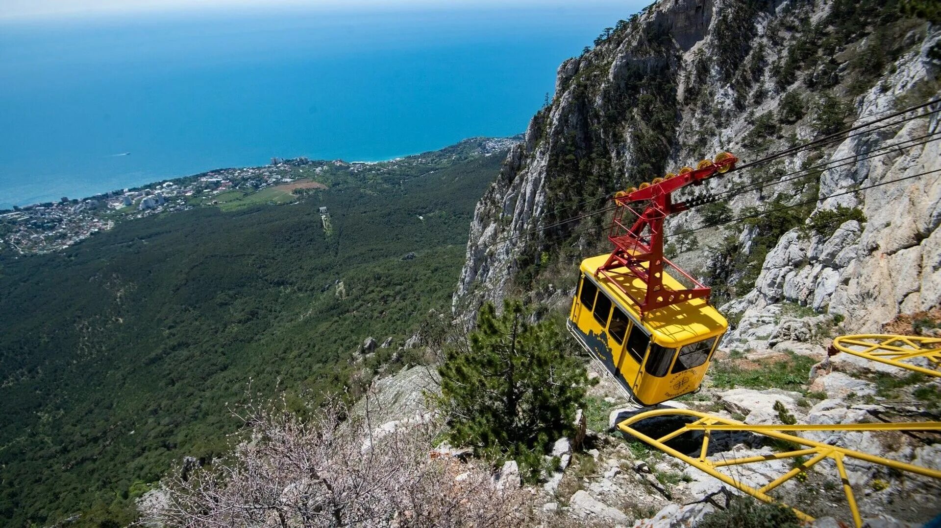 Ай-Петри Крым канатная дорога. Гора ай Петри канатная дорога. Гора ай Петри подъемник. Ялта канатная дорога на ай-Петри.