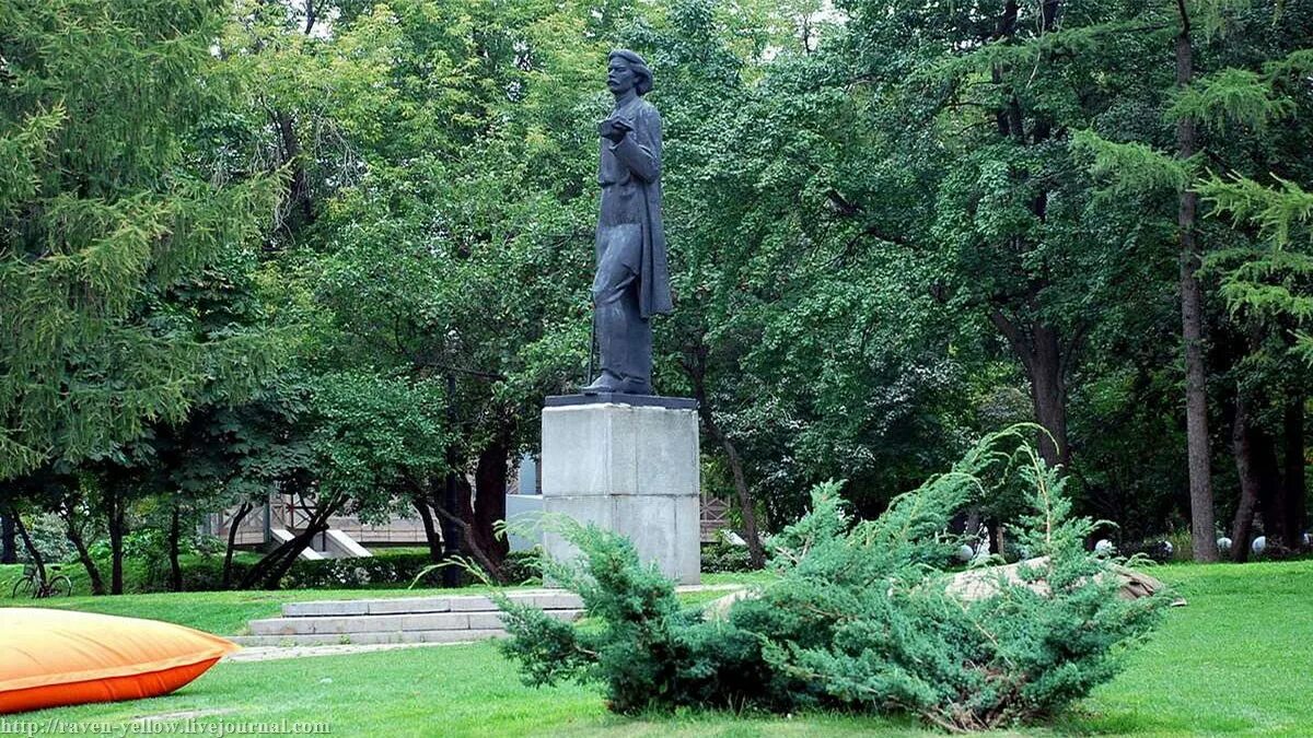 Памятник Горькому в парке Горького в Москве. Парк Горького памятник Горькому. Памятник Максиму Горькому парка Горького. Памятник Максиму Горькому Ставрополь. Центральный парк максима горького