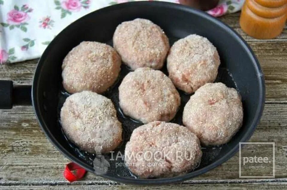 Тушеные котлеты. Мясные шарики. Как тушить котлеты. Котлеты в кастрюле. Тушеные котлеты.