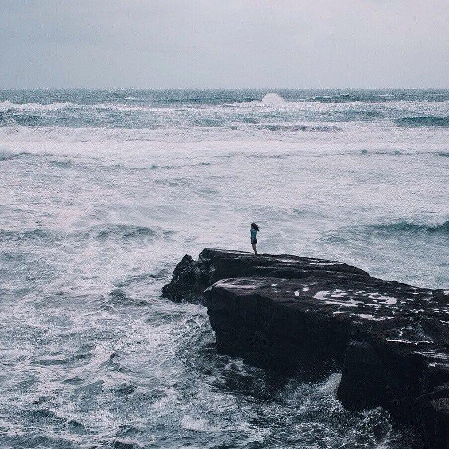 Грустью море не. Море грусть. Одиночество океан. Печальное море. Море Эстетика одиночество.