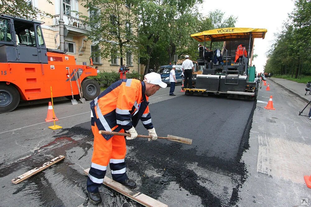 Ремонт дорог в городе. Укладка асфальта. Кладут асфальт. Реконструкция дорог. Укладка дороги.