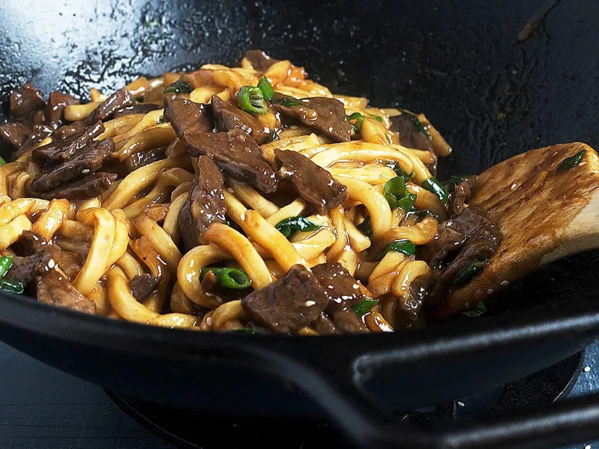 Как сварить удон. Beef yaki udon. вок удон. биф вок. биф удон блюда.