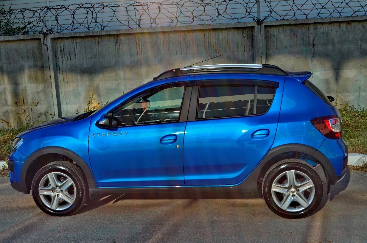 Задний козырек на рено сандеро 2013 года. Renault sandero 1 спойлер. Рено степвей спойлер. Спойлер на рено сандеро 1 поколения. Спойлер рено сандеро степвей 2.