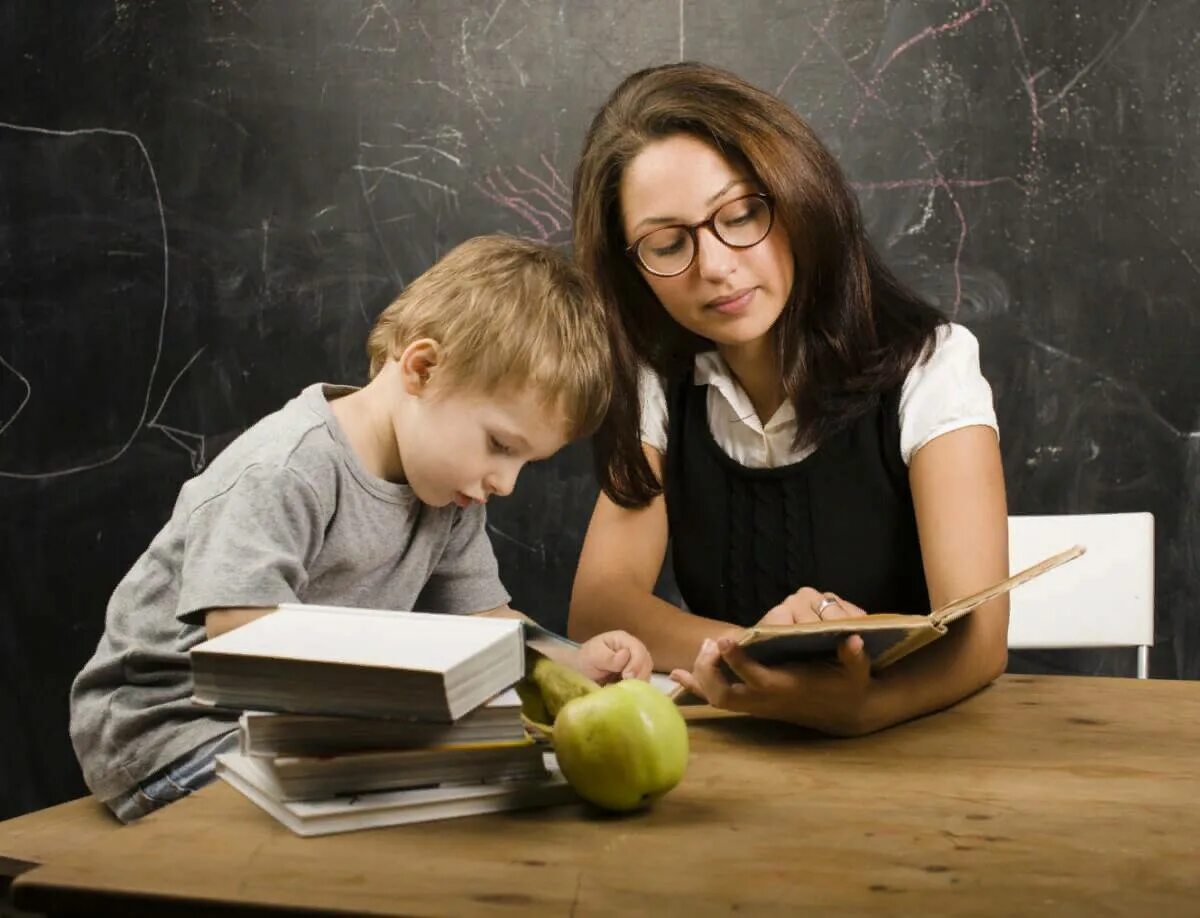 Taller teacher. Учитель и ученик. Учитель и дети. Учительница с детьми. Воспитание учитель.