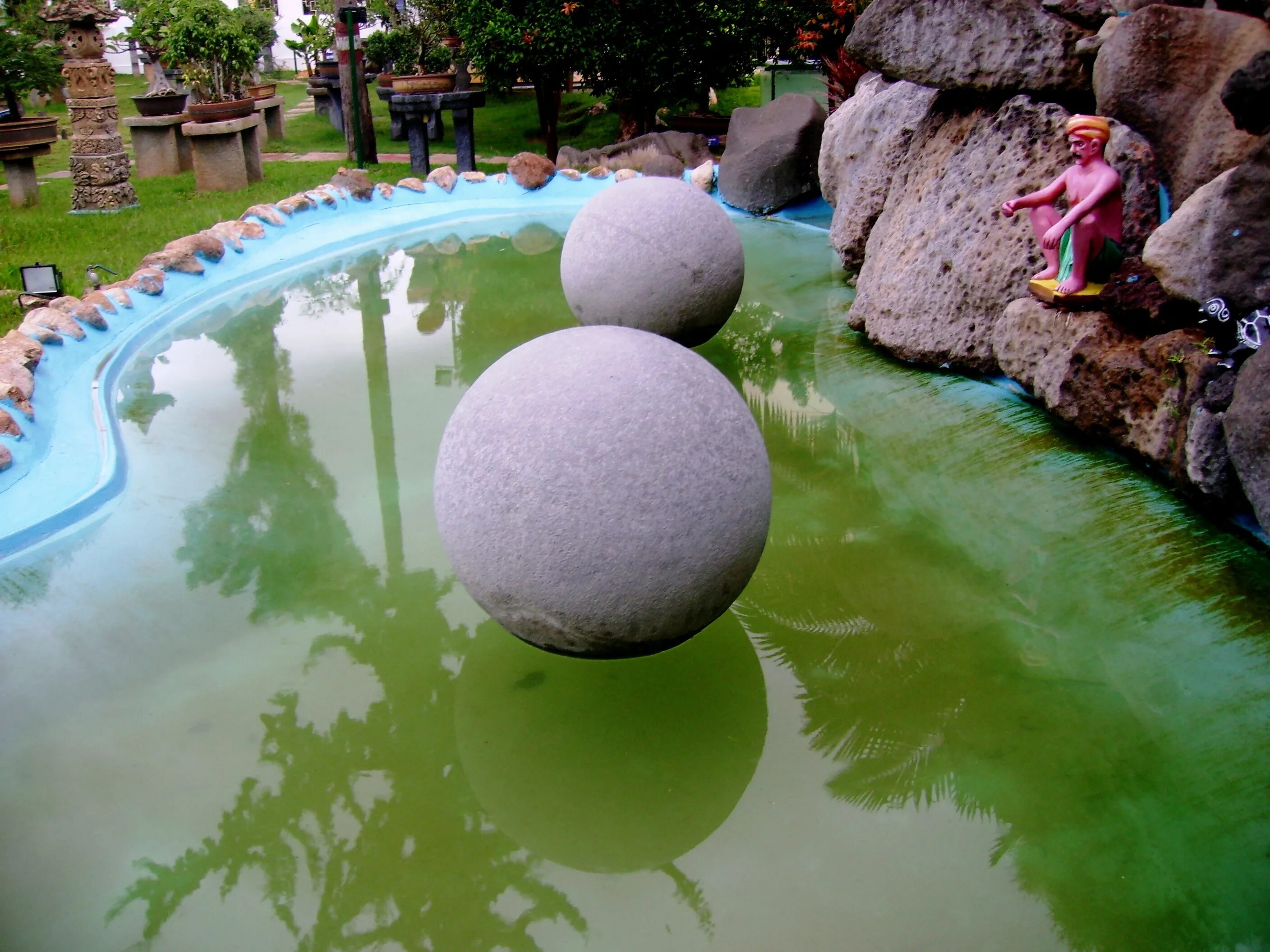Какой камень плавает. Плавающие камни. Гигантские плавающие камни. Камень для бассейна. Плавающие камни в Индии.