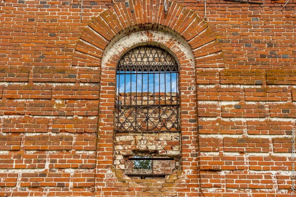 Закрытая церковь. Арнольд лаховский художник картины. Церковь была заперта. Церковь была заперта. В храме нет бога.