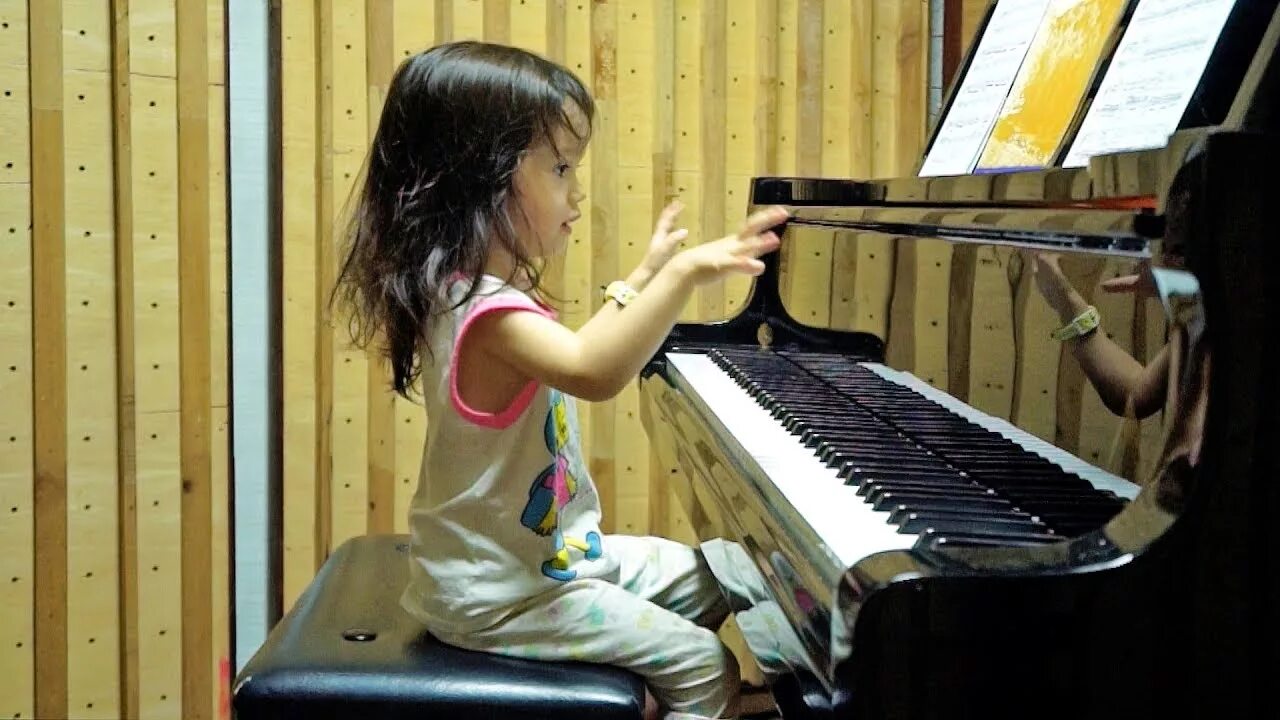 Playing the Piano. Play the Piano 5 years old. Пол Бартон пианист биография. Sister play piano