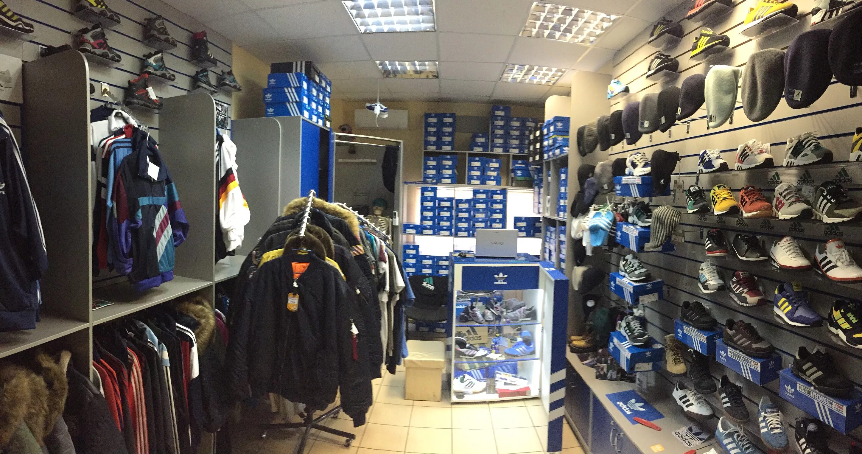 магазины спортивной одежды в омске. спортмастер одежда. спортмастер вологда каталог. шоу рум кроссовки. кроссовки мужские шоурум.