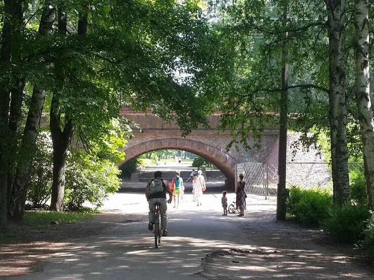 Удельная район спб. Удельный парк в Санкт-Петербурге. Парк Челюскинцев удельный парк. Удельный лесопарк СПБ. Удельный парк осенью СПБ.