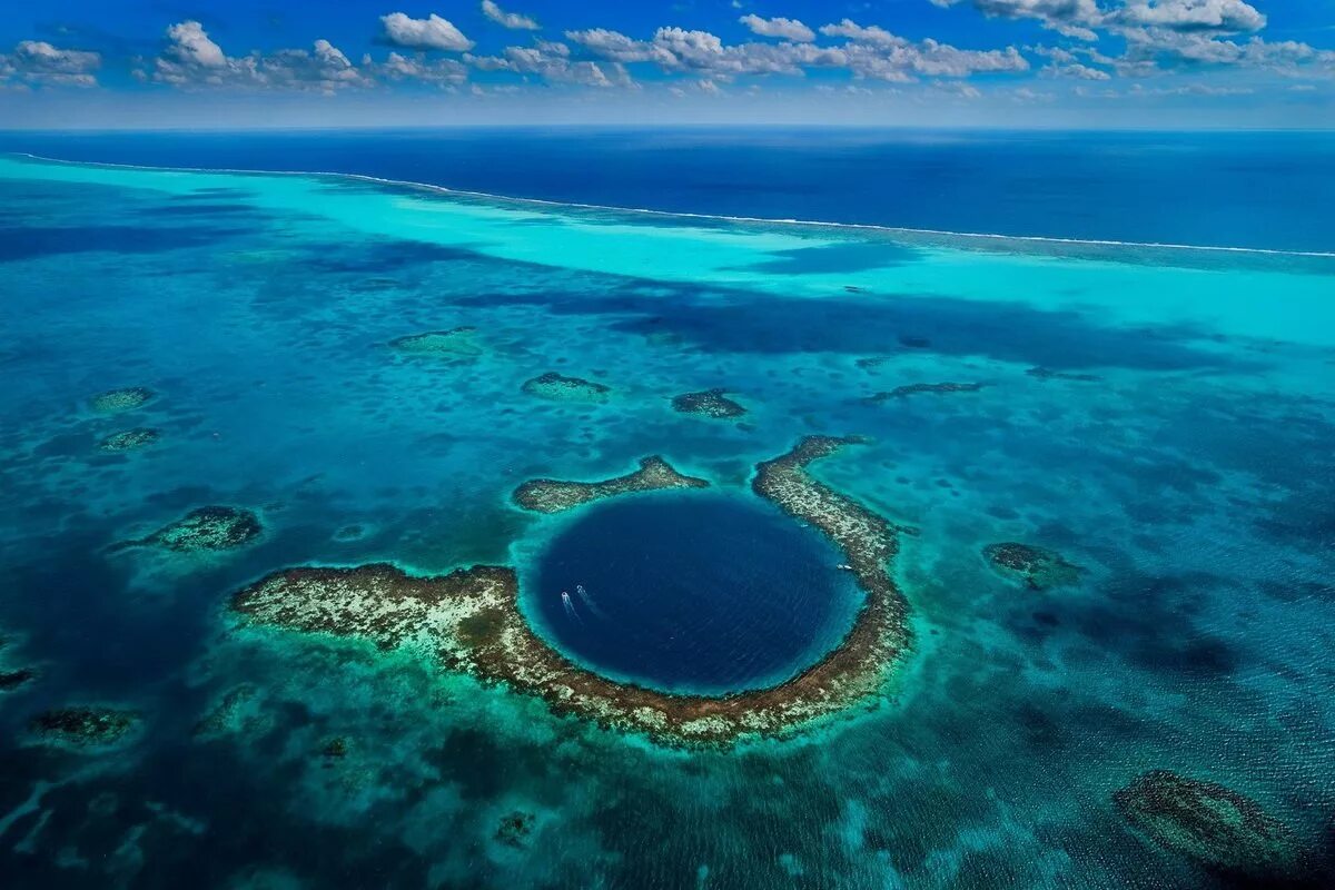 Самая большая глубина на земле. Большая голубая дыра, Лайтхаус-риф. Белизский Барьерный риф Белиз. Голубая дыра Дина Багамские острова. Голубая дыра Белиз.
