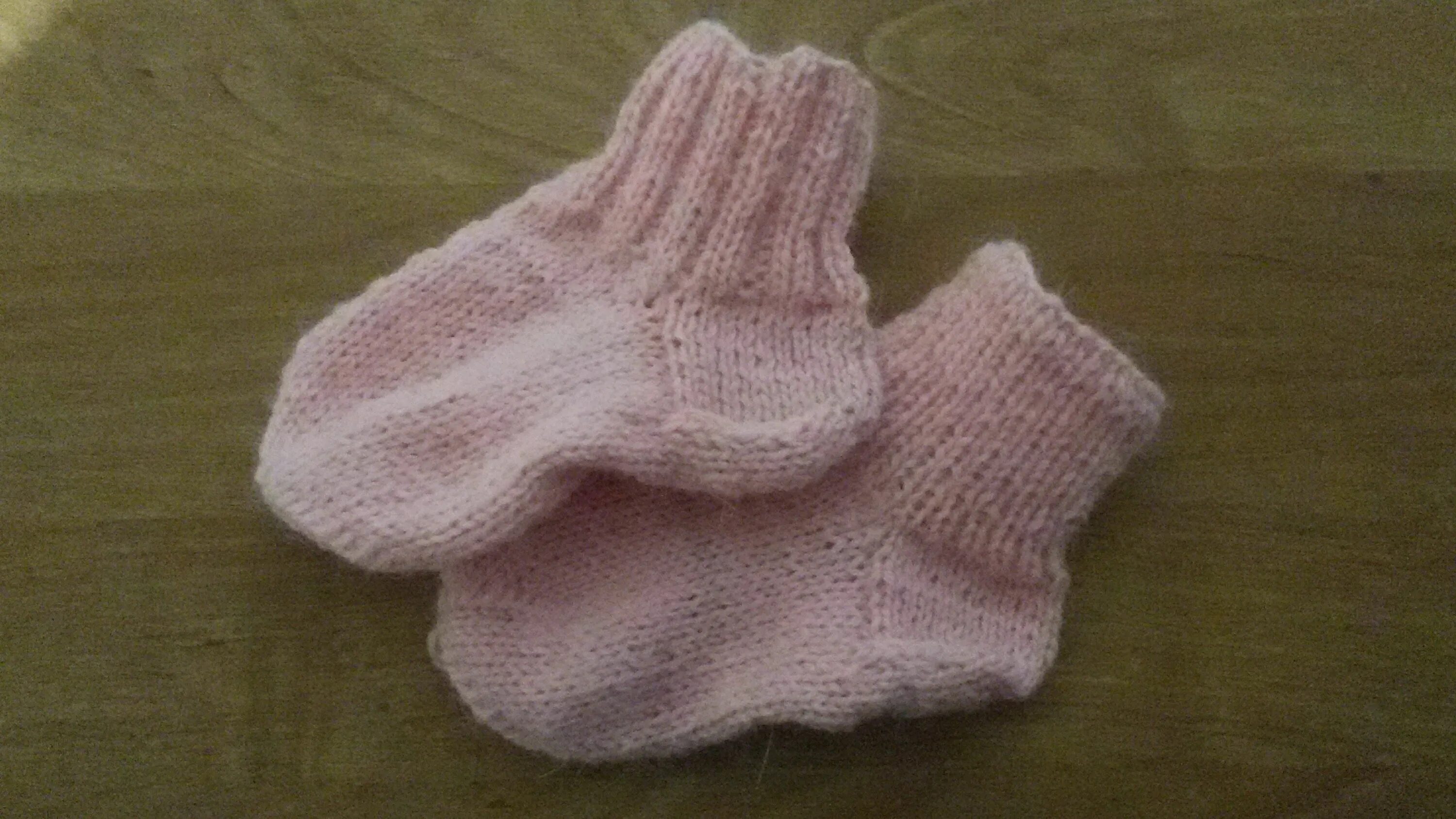 Носочки 6 месяцев. Детские вязаные носочки. Носки детские вязаные. Вязаные носочки для новорожденных. Носки для новорожденных спицами.