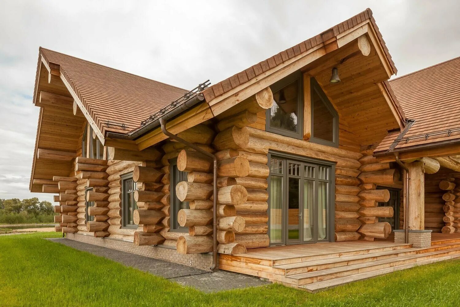 Дом из оцилиндрованного бревна. Сибирский кедр элитный сруб. Дом кедр канадская рубка. Дома из бревна ручной рубки. Дом из бревна.