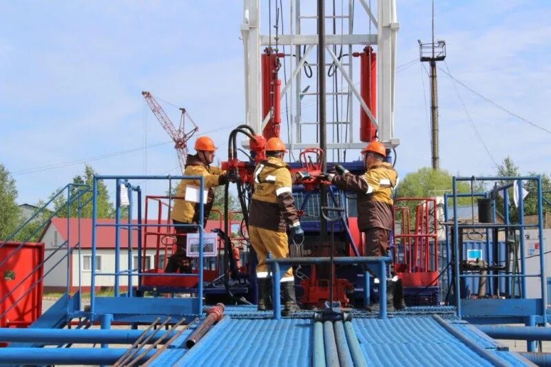 Ооо крс евразия. Прс нефтяных скважин. Крс капитальный ремонт скважин. Крс нефтяных скважин помбуры в нефти. Крс капитальный ремонт скважин.