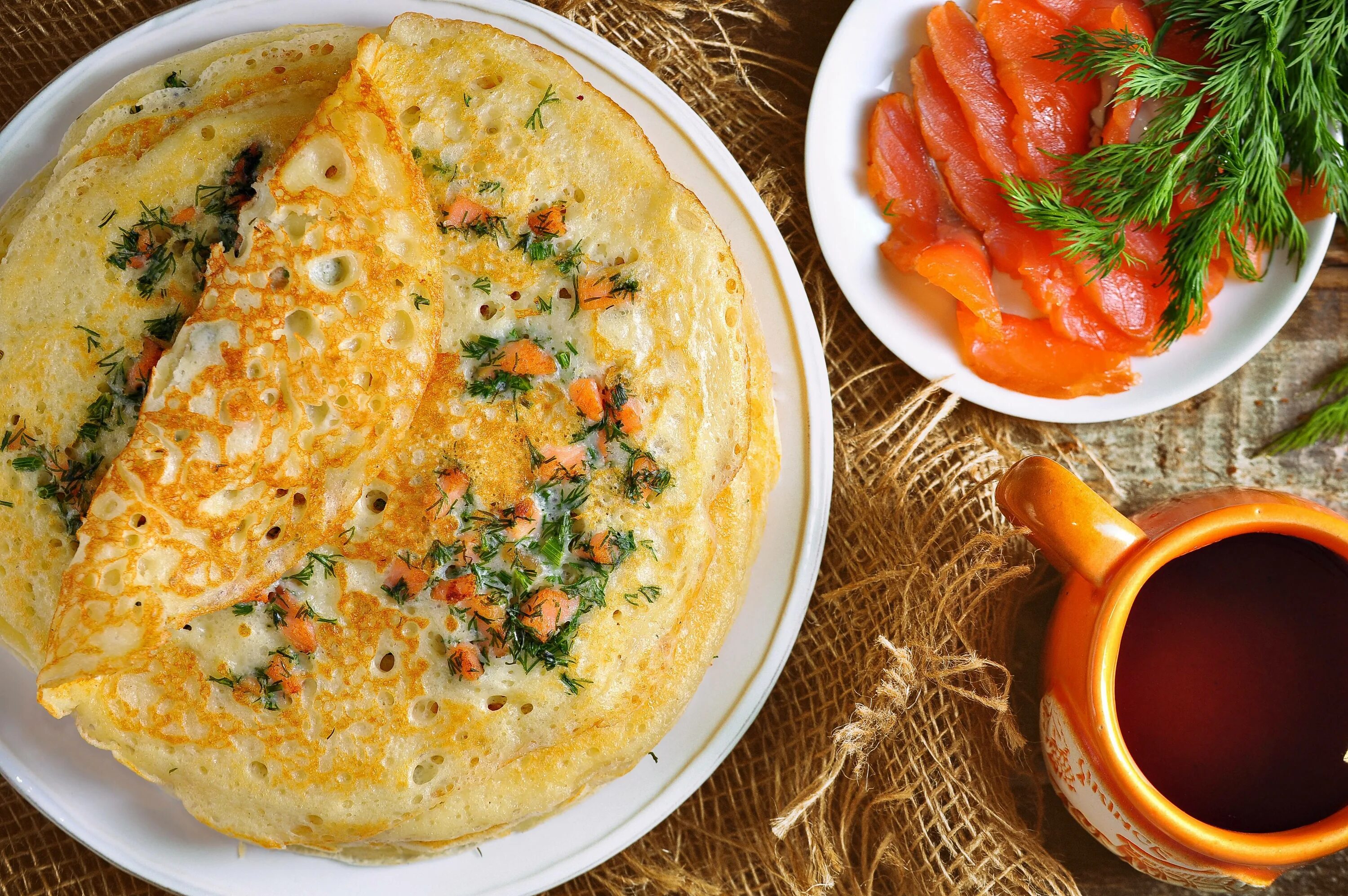 Блины с припеком сыр и зелень. Блины с припеком сладкие. Блины с припеком. Блины с припеком. Овощные блинчики.