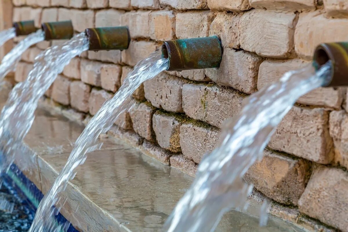 Прокладка водопровода в поселке. Водоснабжение и водоотведение. Пнд 110 в траншее. Наружные сети водоснабжения. Водопровод в поселке.