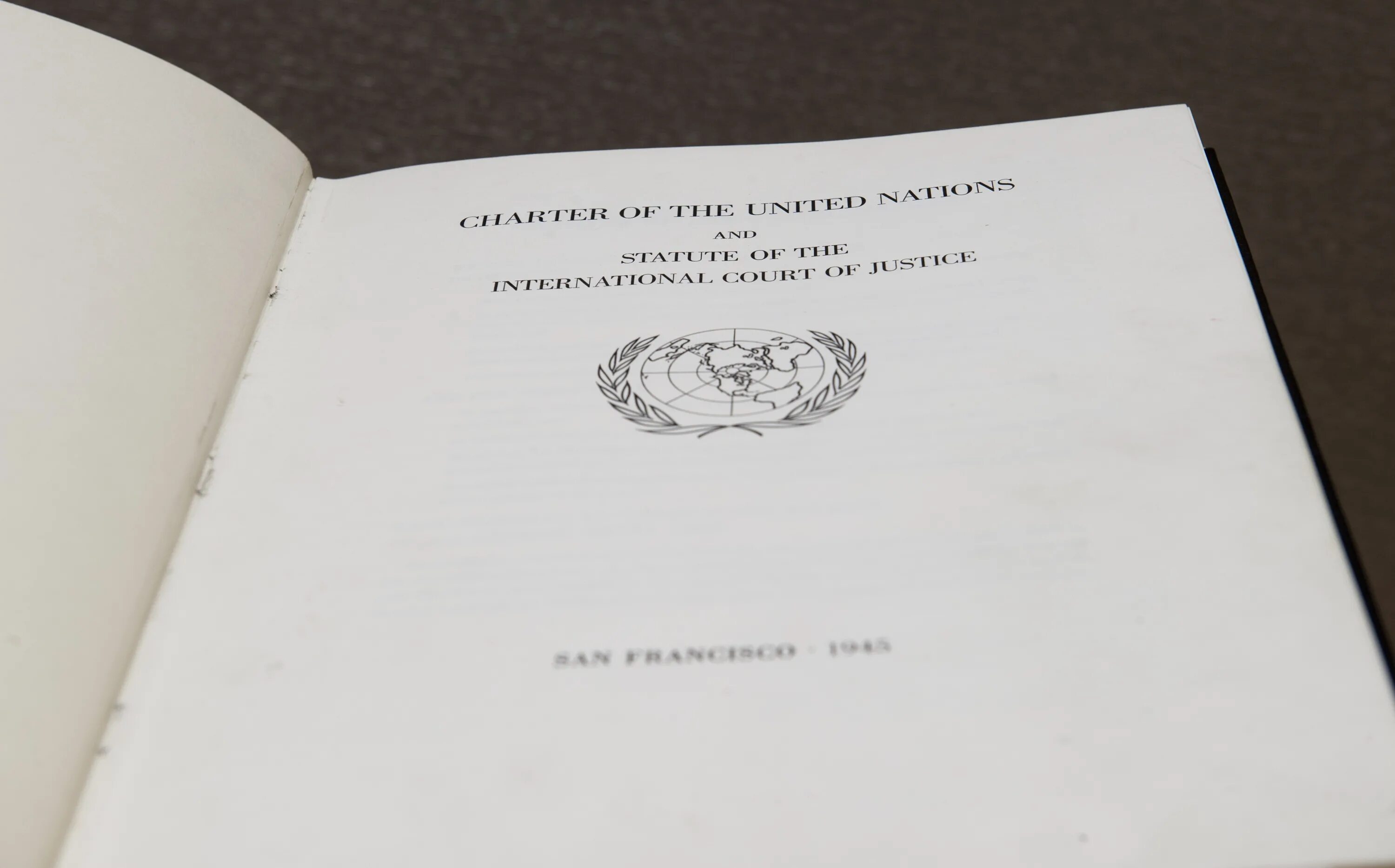 Устав организации Объединенных наций 1945 г. Организация Объединённых наций уставом ООН. Устав ООН. Устав ООН фото.