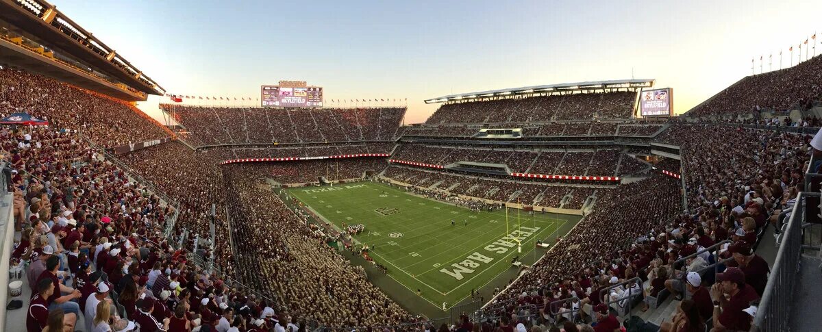 Самый большой по вместимости стадион в мире. Kyle field Stadium. Самый большой футбольный стадион США. Самый большой стадион американского футбола в мире. Стадион в Техасе.