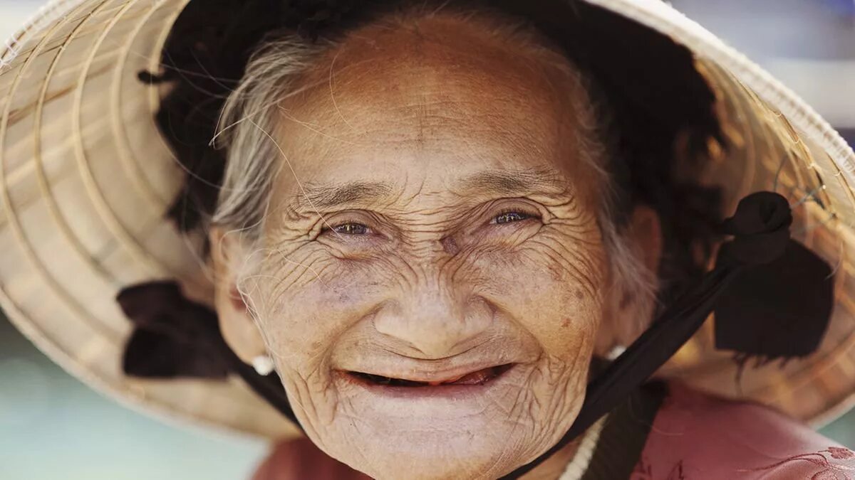 малкольм макдауэлл глаза. портрет пожилого мужчины. актер малкольм макдауэлл ?. дед грустит. морщинистое лицо женщины.