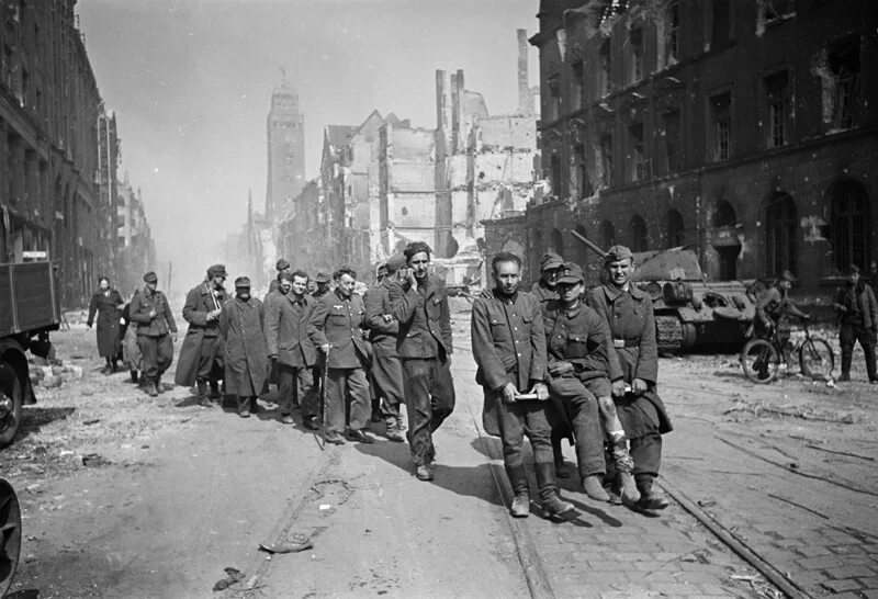 Немецкие военнопленные в Германии 1945. Захваченный Берлин 1945. Операция 2 мая