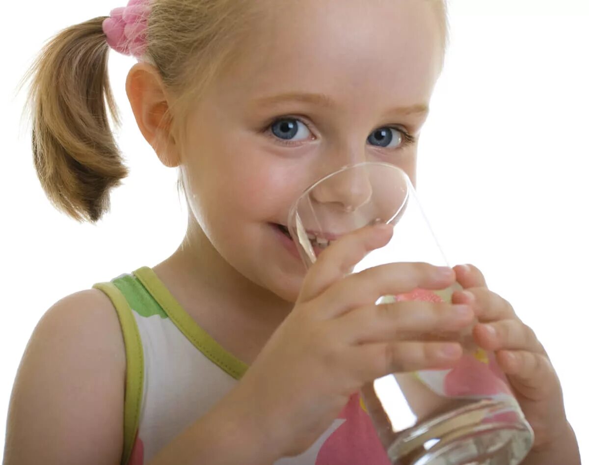 Мама много пьет. Ребенок пьет воду. Девочка пьет воду. Дети пьют воду в детском саду.