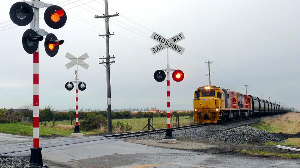 Level crossing. Железнодорожный переезд. Железнодорожные переезды в Бельгии. Железнодорожный переезд в Англии. Железнодорожные переезды в Чехии.