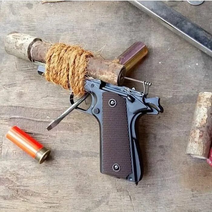 Walther lp400. Парень с пистолетом в руке. Рука с пистолетом. 01. Прикрученные пистолеты к рукам.