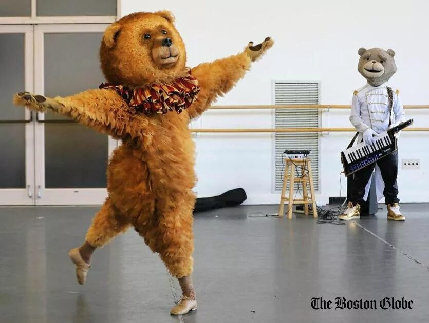 Песня танцующие медведи. Щелкунчик Бостон балет медведь. Бостонский балет Щелкунчик медведь. Бостонский театр балета Щелкунчик медведь. Танцующий мишка.