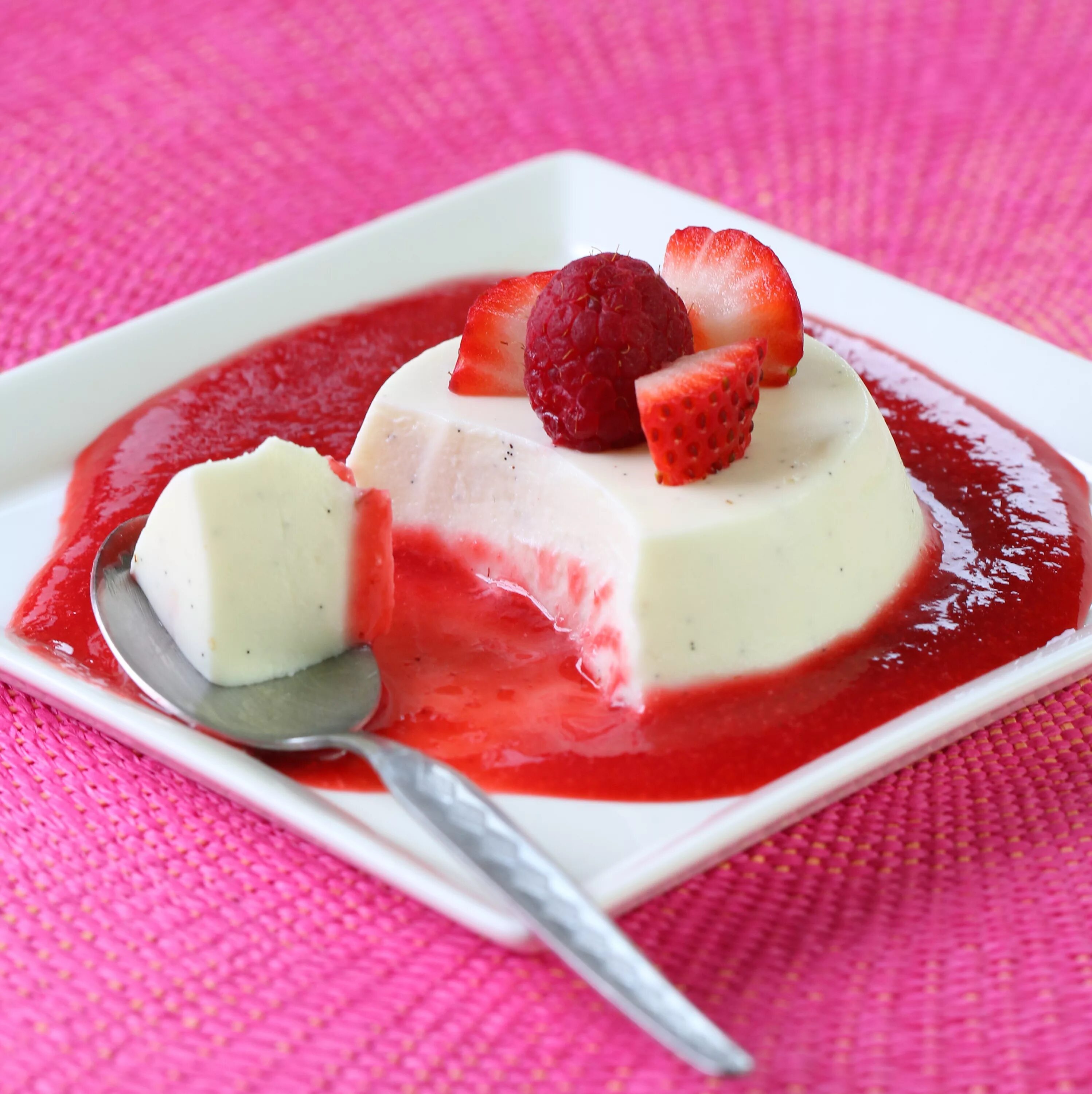 Названия десертов. Панна котта. Десерт panna Cotta. Панна котта итальянская. Панна котта в разрезе.