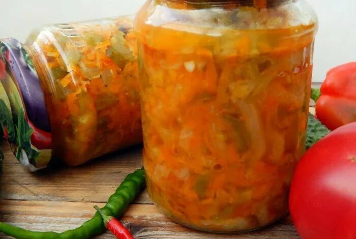 Закуска из помидор перца кабачков моркови. Закуска из помидор перца кабачков моркови. Салат на зиму из кабачков и помидоров и перца. Лечо с кабачками. Лечо с кабачками и болгарским перцем.