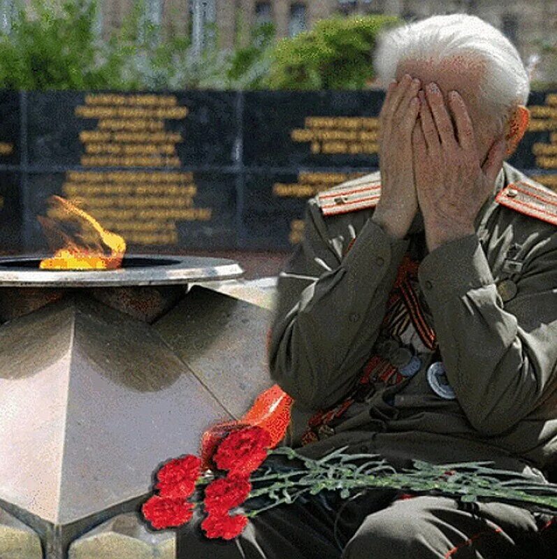 Помни людей великой отечественной войны. Ветераны Великой Отечественной войны у вечного огня. Ветеран плачет у вечного огня. Ветеран войны у вечного огня. Ветеран у обелиска.