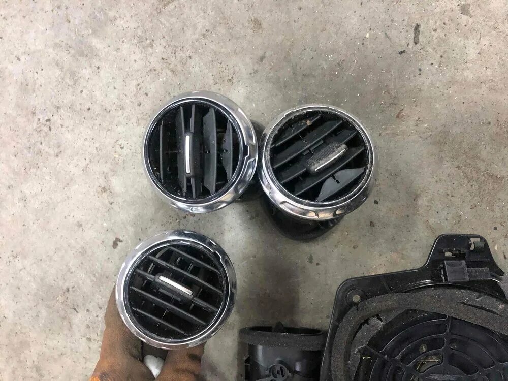 Дефлектор обдува салона. Воздушный дефлектор салона ford focus 2. Дефлектор обдува центральный шкода суперб 2. Дефлектор воздуховода шевроле спарк 1. Дефлекторы обдува мерседес w164.