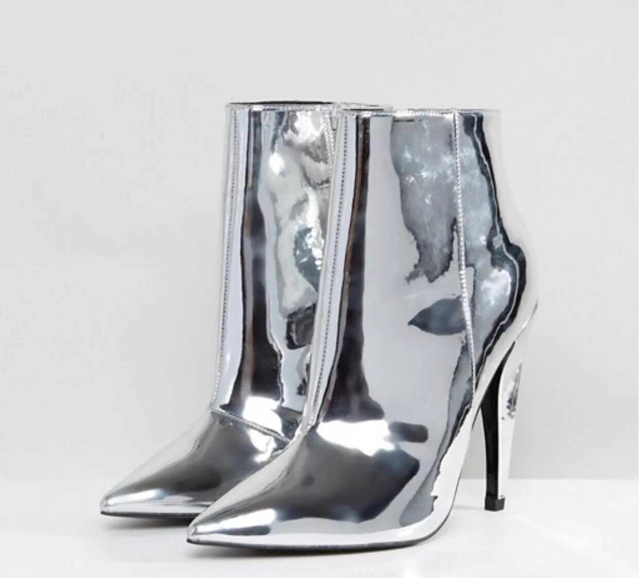 Бершка белые ботильоны женские. Серебряные полусапожки. Серебристые ботильоны. Серебряные полусапожки. Эконика серебряные ботильоны.