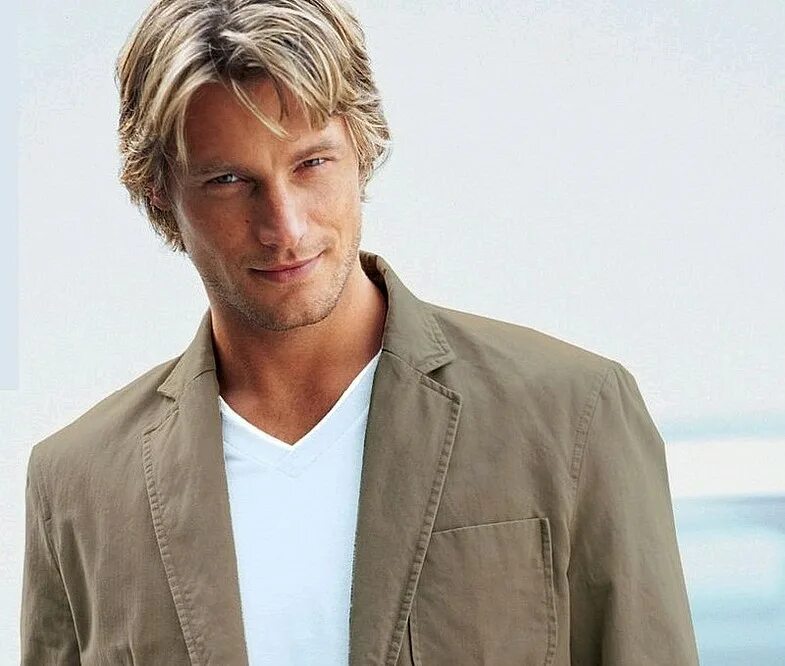 Аарон экхарт 2022. Взрослые блондины. Мужчина блондин. Лейф стейси блондин. Прически с седыми волосами мужские.