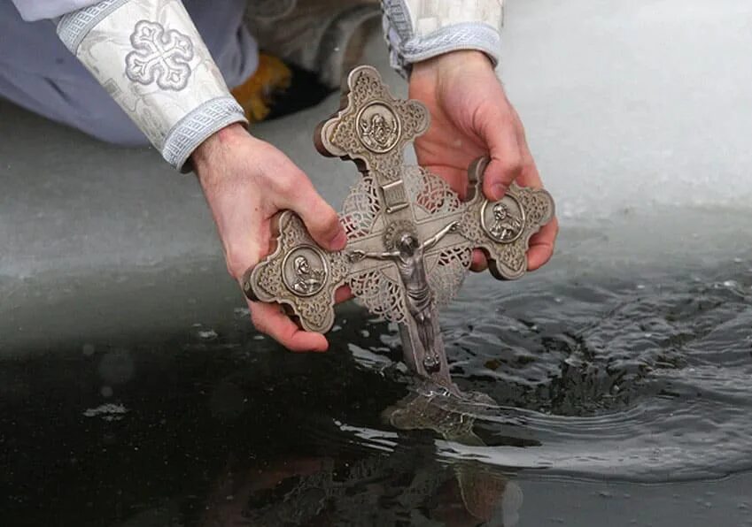 Водоосвящение в храме. О крещенской воде. Освящение воды на крещение. Крещеная вода. Крест в воде.