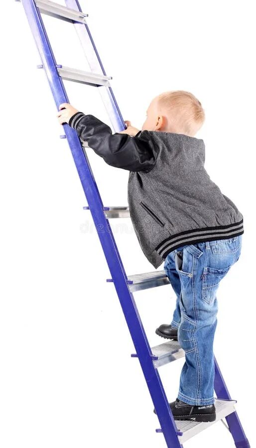 Мальчик поднимается по лестнице. Мальчик на стремянке. Мальчик на лестнице. Карабкаться по лестнице. Залезает на лестницу.