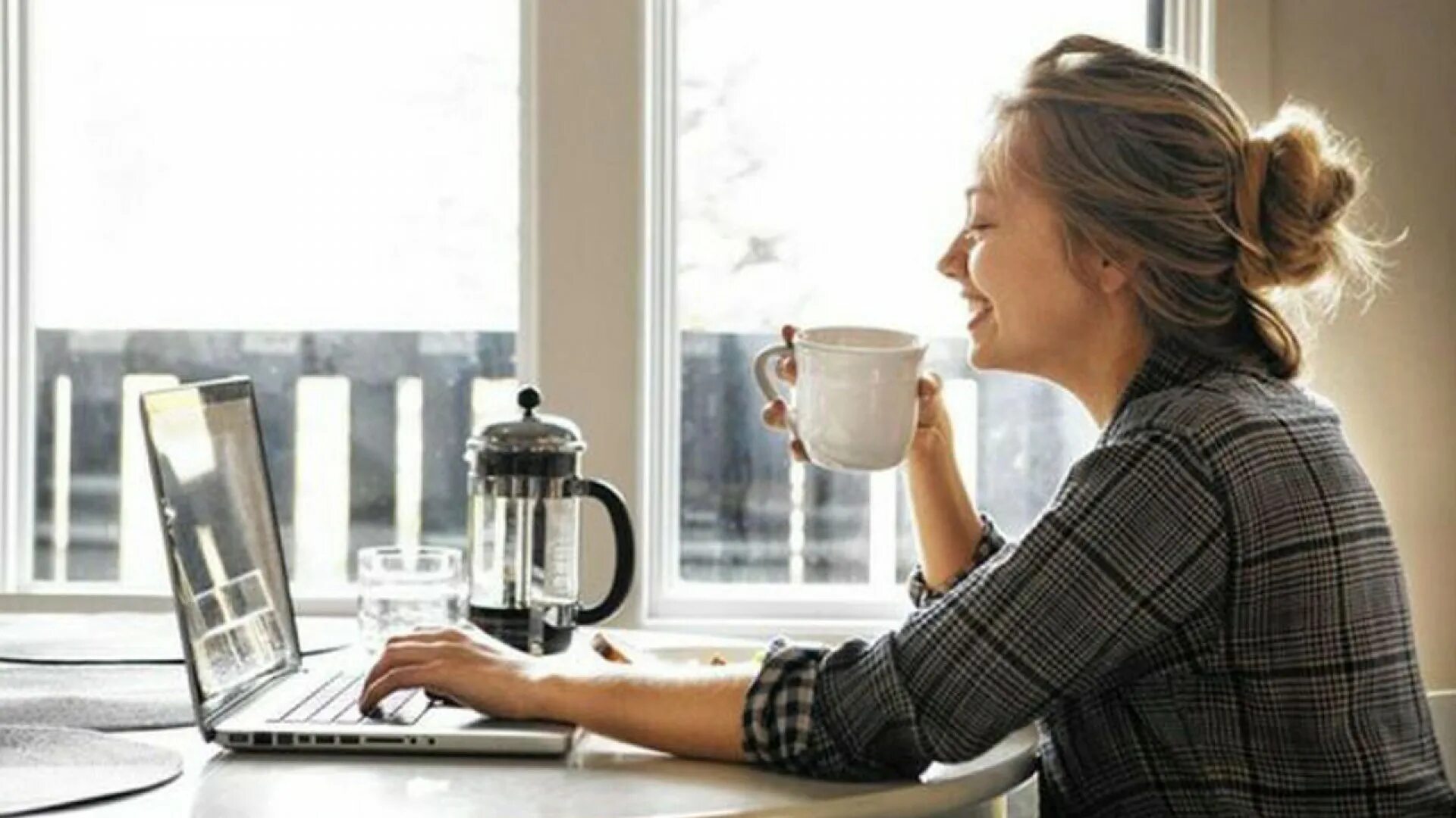 Женщина принимает на дому. Девушка пьет кофе. Женщина с чашкой кофе. Девушка пьет чай. Девушка с чашкой чая у окна.