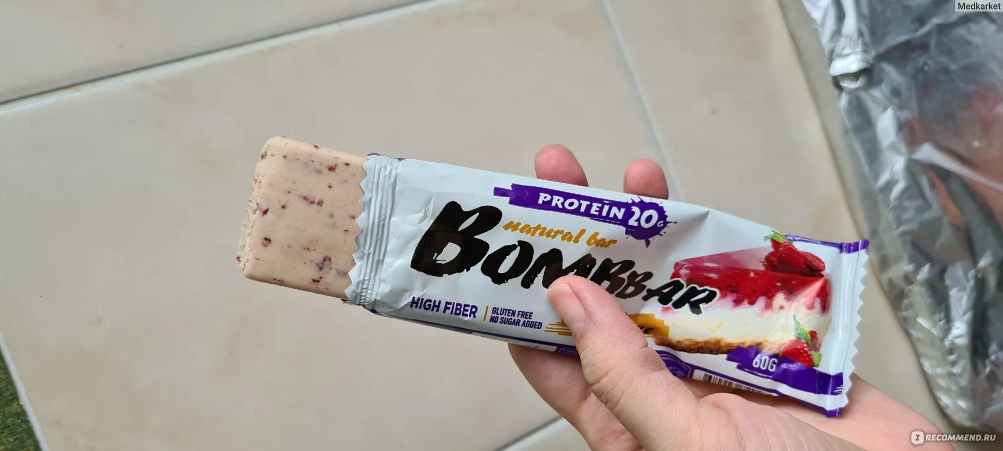 Бомбар батончик чизкейк. Протеиновый батончик bombbar чизкейк. Протеиновый батончик bombbar. Boombar малиновый чизкейк. Протеиновый батончик bombbar - малиновый чизкейк.