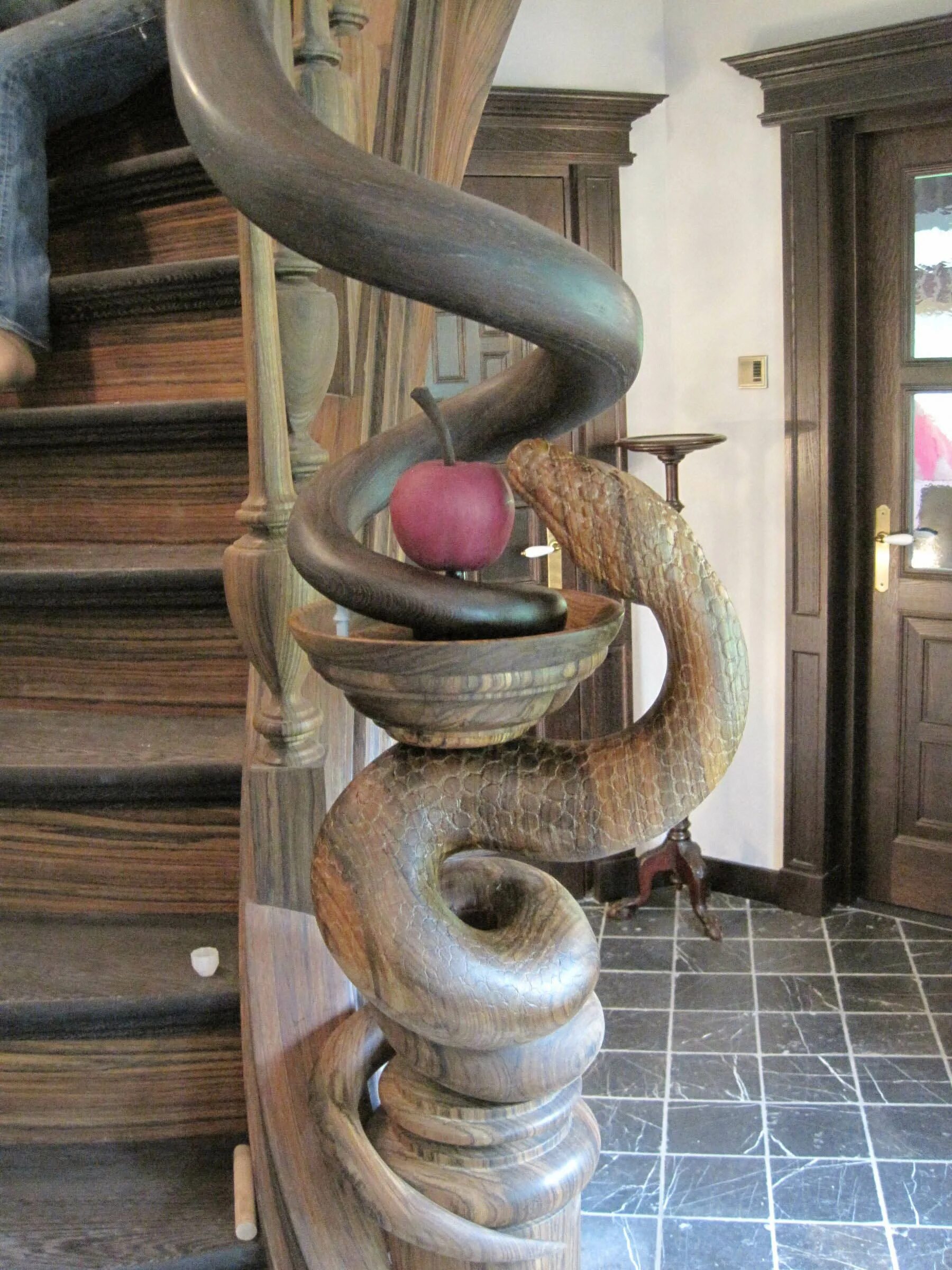 Лестница змейкой. Змеи лестницы необычные. Забежной столб для лестницы змея. Необычные лестничные столбы. Лестница из змей.