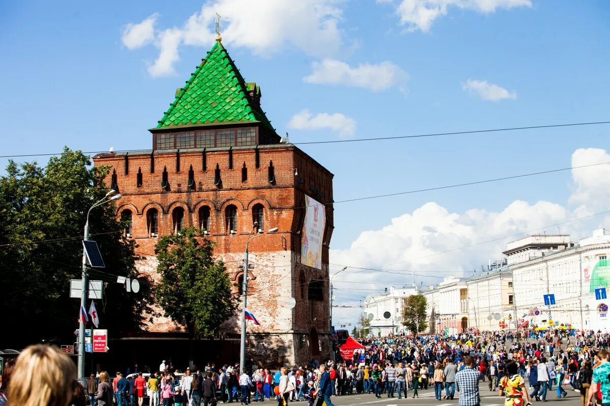 Тур в нижний новгород на 3 дня. Туристы в Нижнем Новгороде. Кремль Нижний Новгород туристы. Нижегородский Кремль туристический. Центр туризма Нижний Новгород.