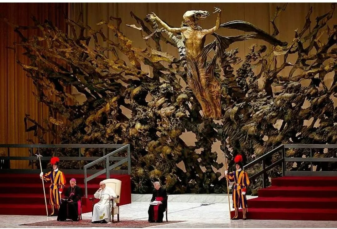 главный зал папы римского в ватикане. зал папы римского в ватикане в виде змеи. конференц зал ватикана змея. зал аудиенций папы римского в ватикане. зал аудиенций ватикан змея.