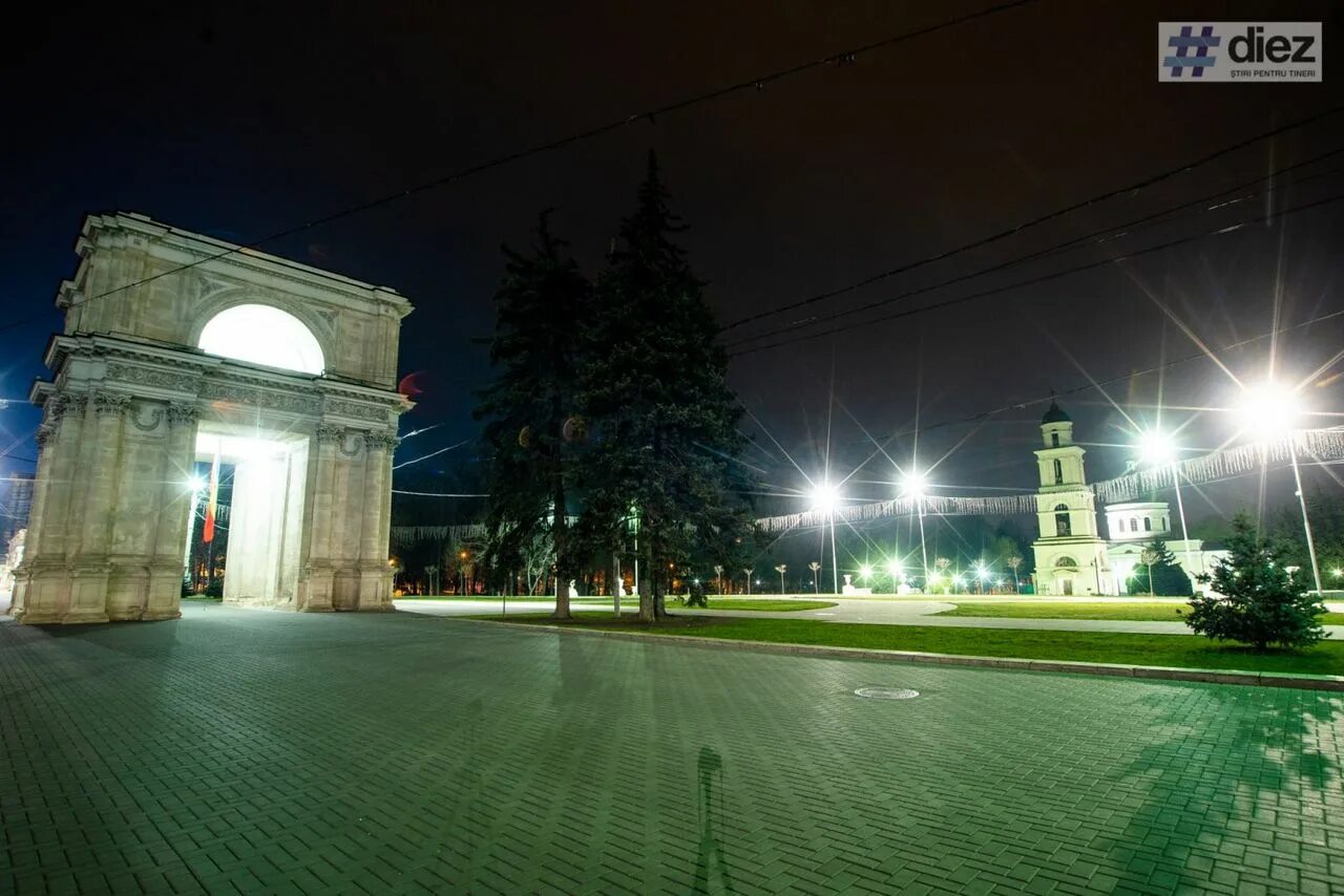 Погода в кишиневе сегодня. Ворота города Кишинев. Кишинев набережная. Ночной Кишинев 2022. Кишинев центр города.